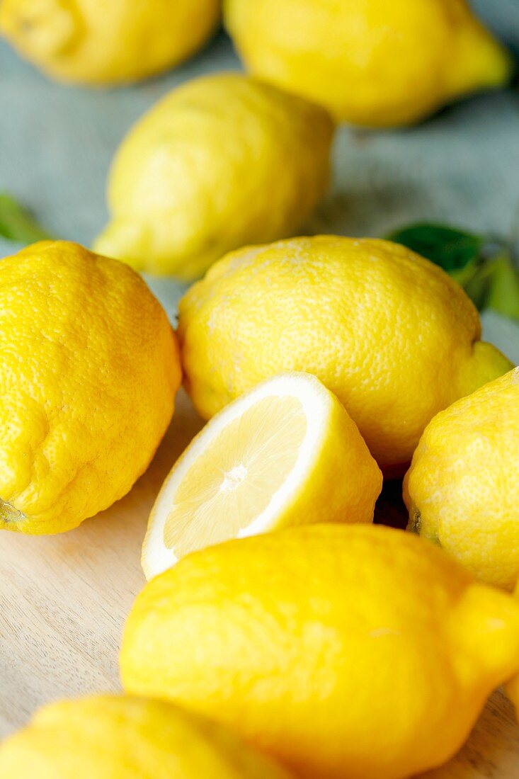 Several whole and halved lemons (close up)