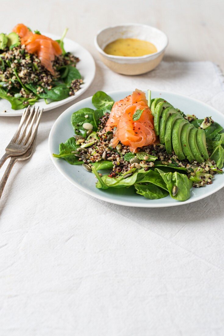 Quinoasalat mit Räucherlachs, Spinat, Avocado, Minze und gerösteten Kernen