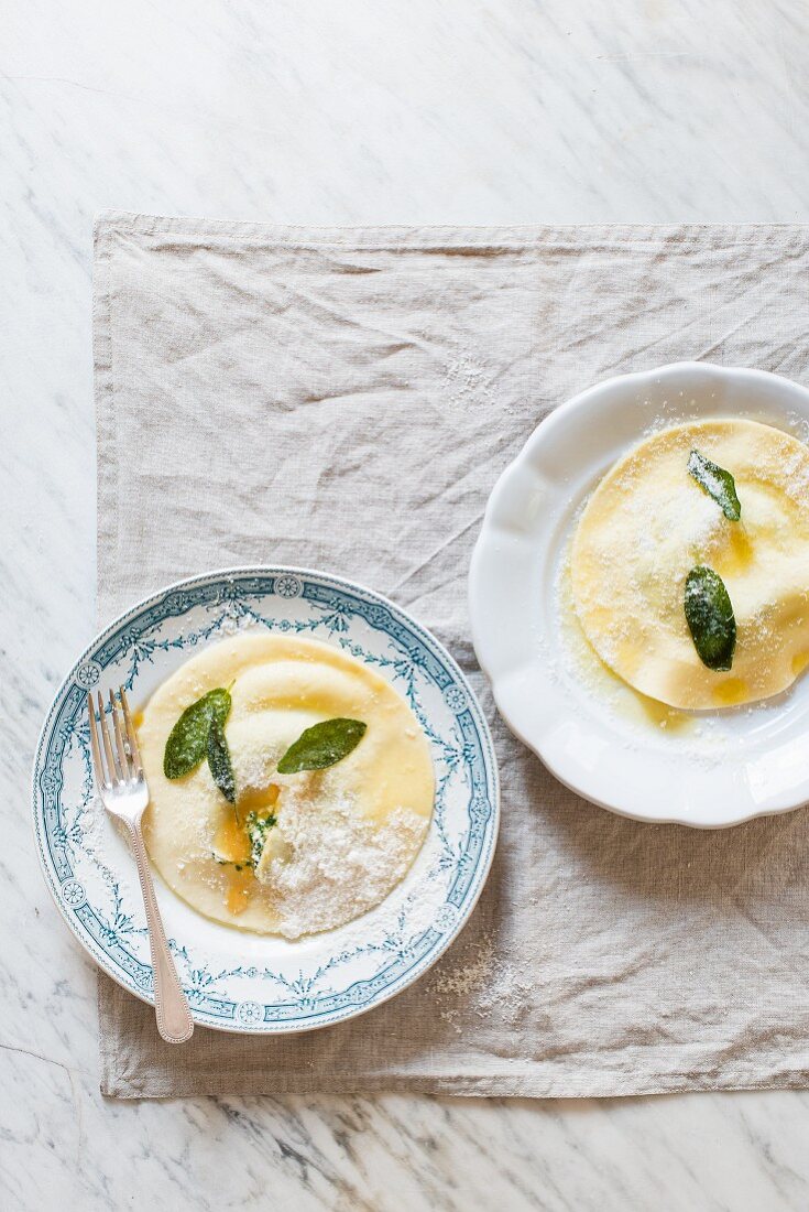 Spinat-Ricotta-Ravioli mit Ei, Salbei und Parmesan