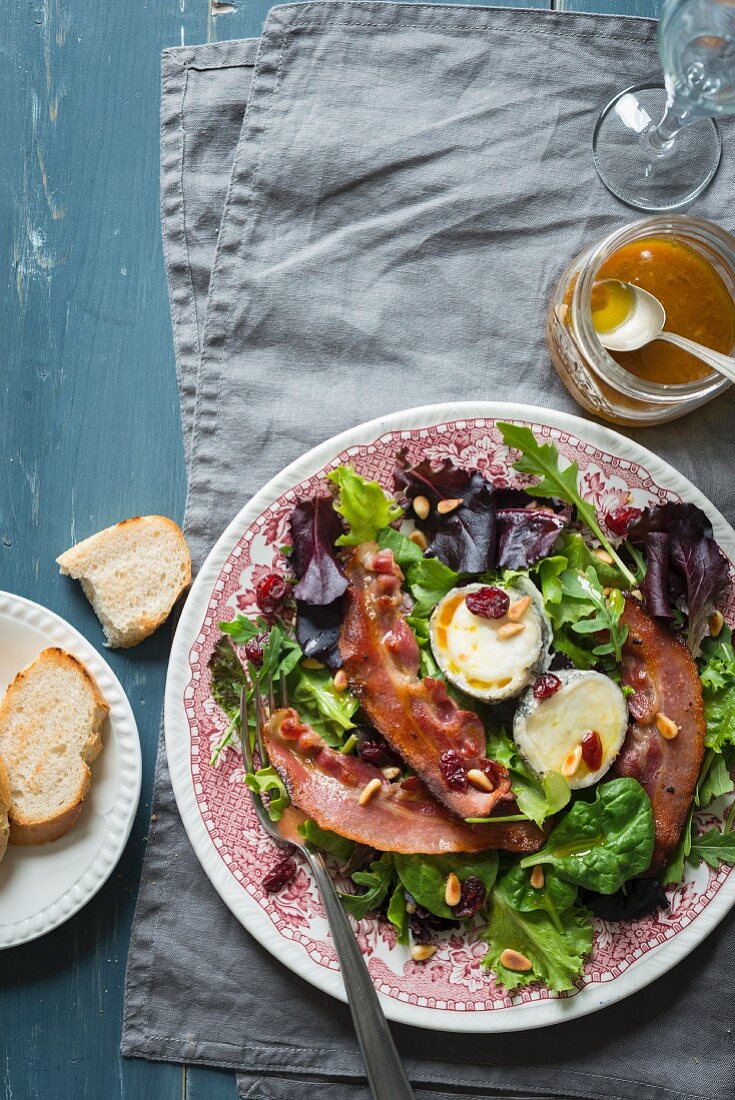 Blattsalat mit Ziegenkäse, Speck, Cranberries und Pinienkernen