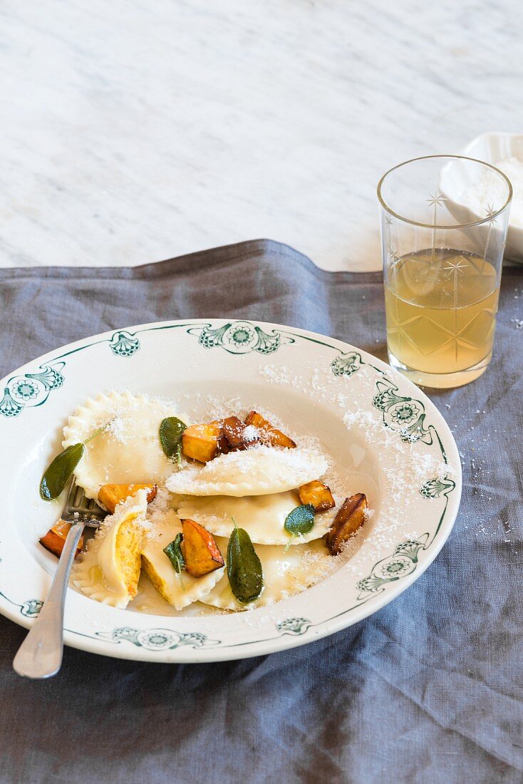 Kürbis-Ricotta-Ravioli mit Salbei, Butter und Parmesan