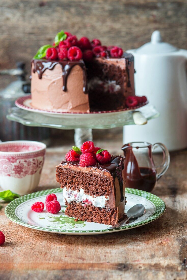 Schokoladenkuchen mit Schlagsahne und Himbeeren