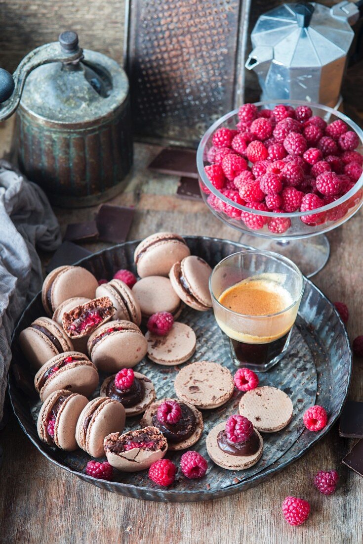 Hausgemachte Schokoladen-Himbeer-Macarons