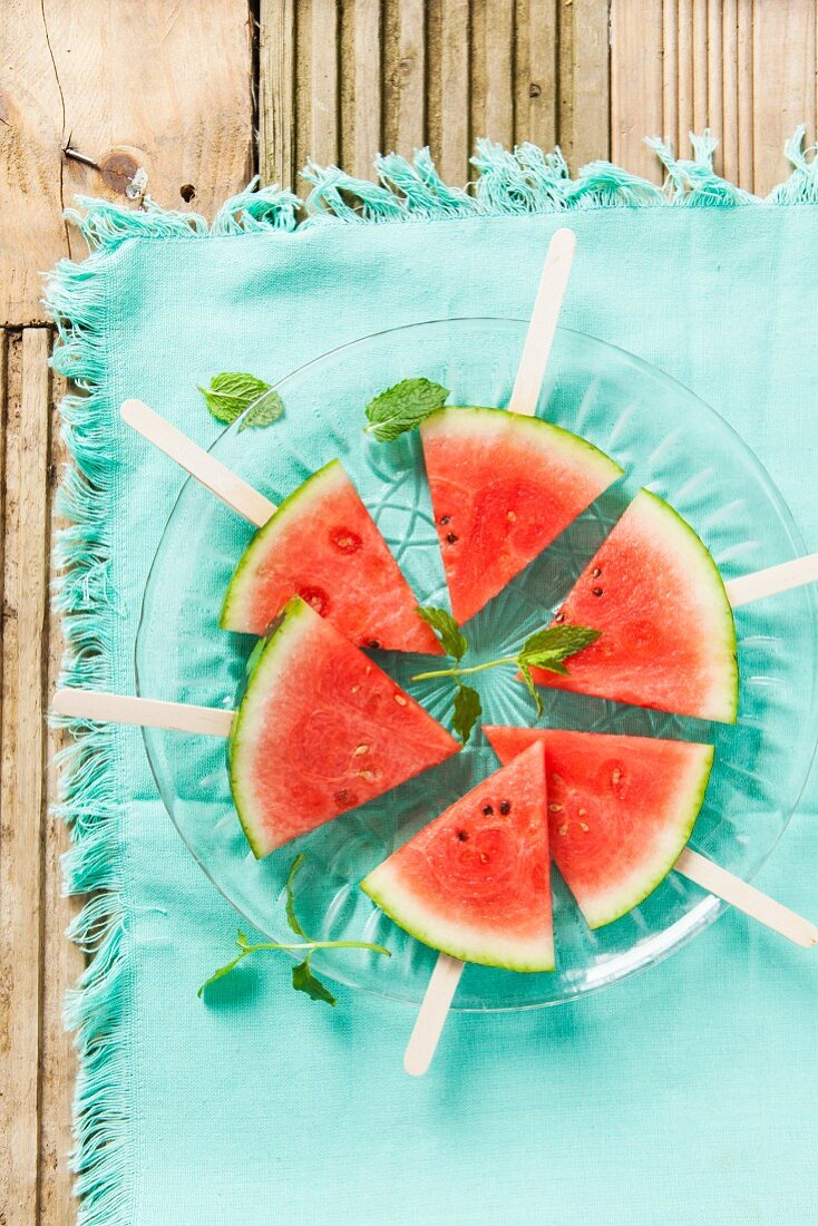 Sechs Wassermelonenstücke auf Stielen