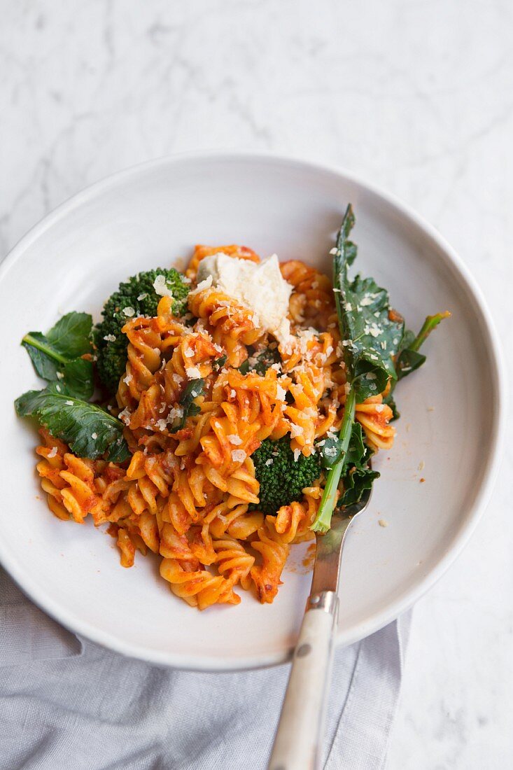 Tomaten-Nudeln mit Brokkoli und Käse