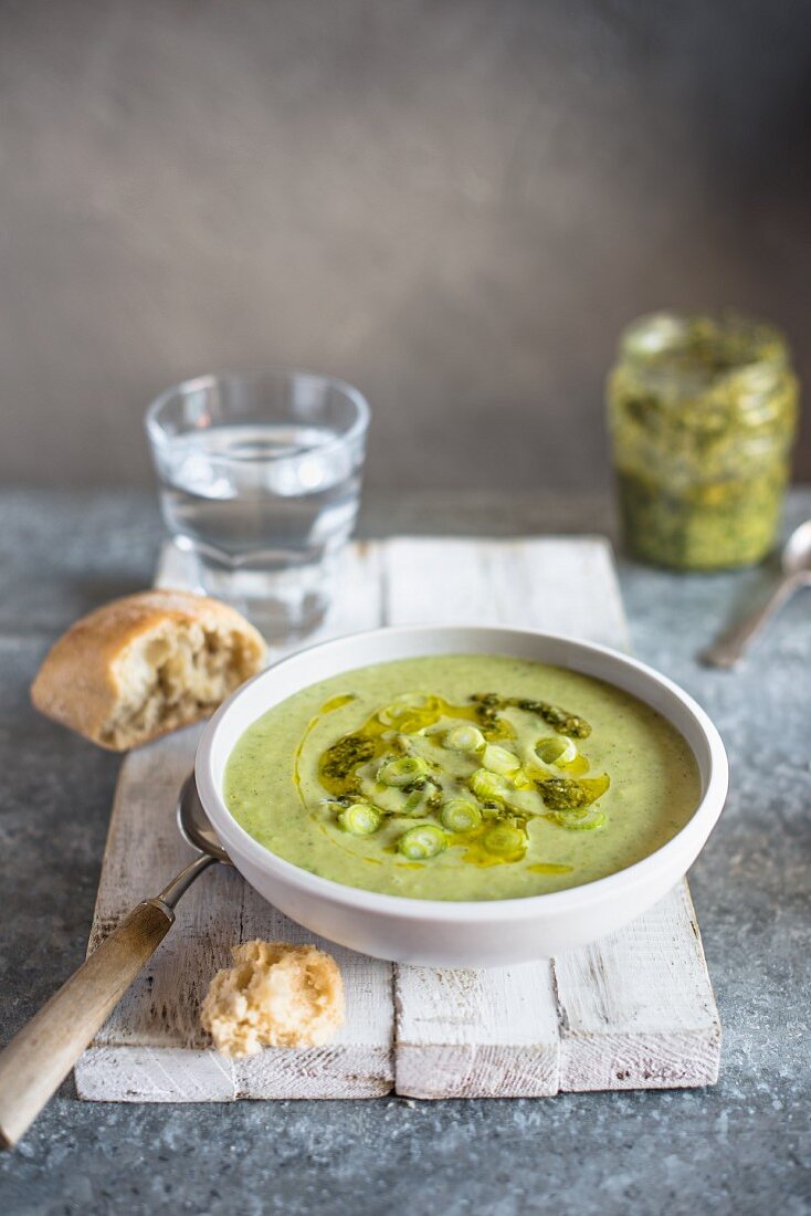 Zucchini and pea soup with pesto and bread