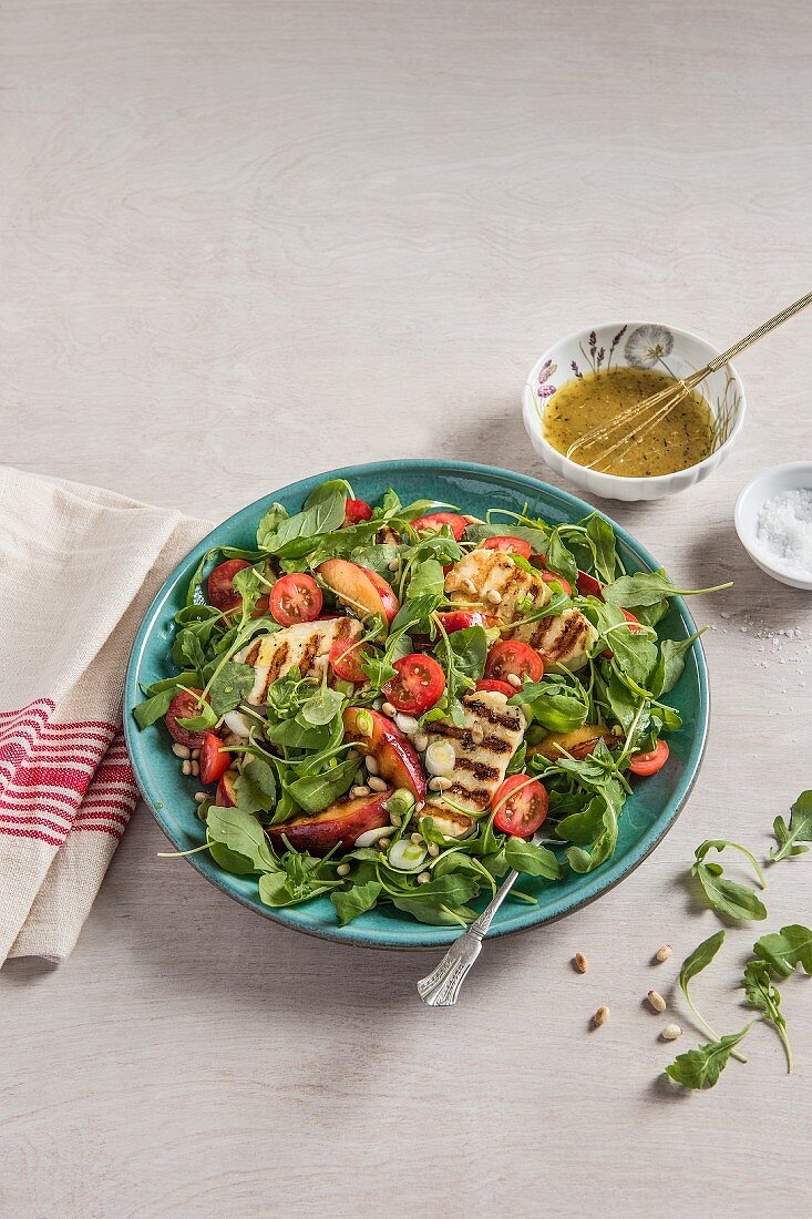 Grilled halloumi salad with grilled apricots, pine nuts, tomatoes and honey mustard dressing