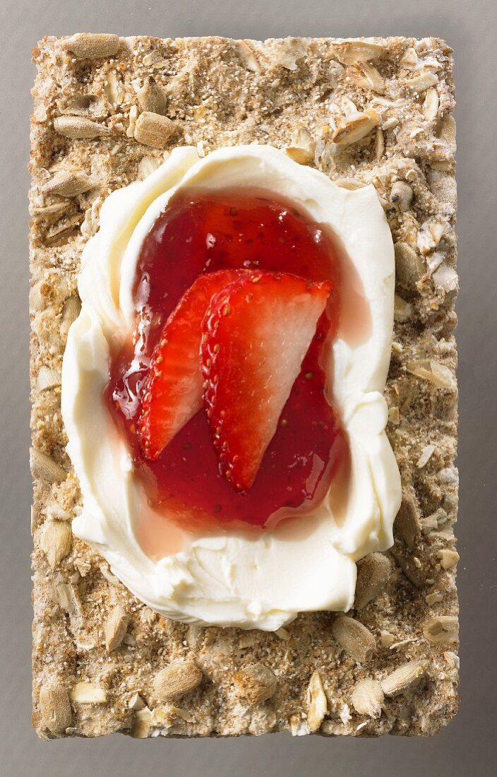 Frischkäse und Erdbeeren auf Sonnenblumenkernknäckebrot