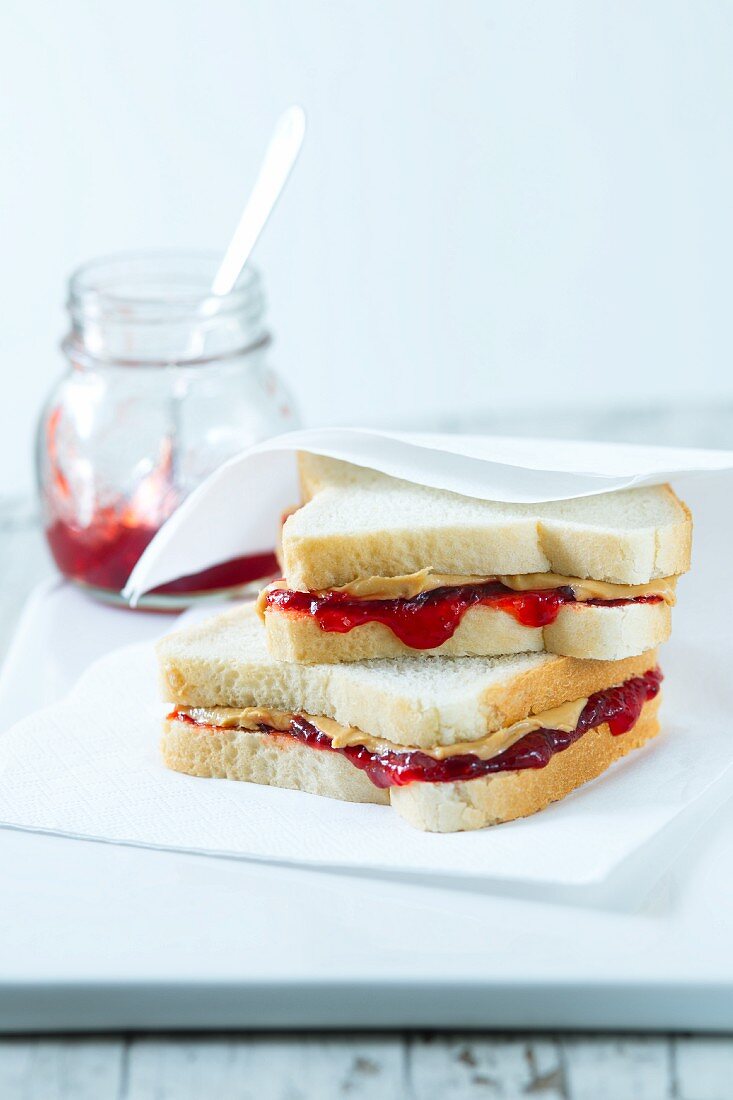 Toastsandwiches mit Marmelade und Erdnussbutter