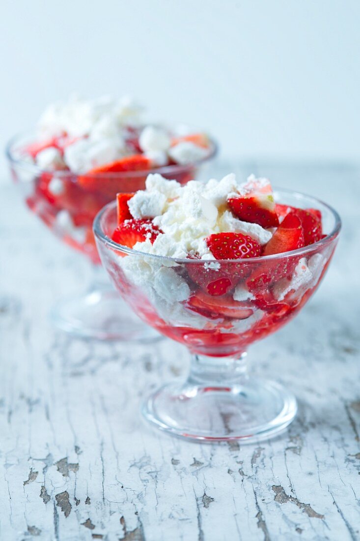 Frische Erdbeeren mit Baiserbröseln in Dessertschälchen