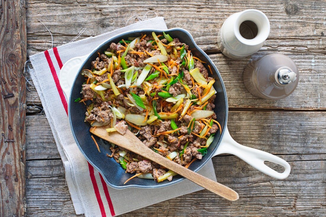 Mince stir fry with leeks and carrots