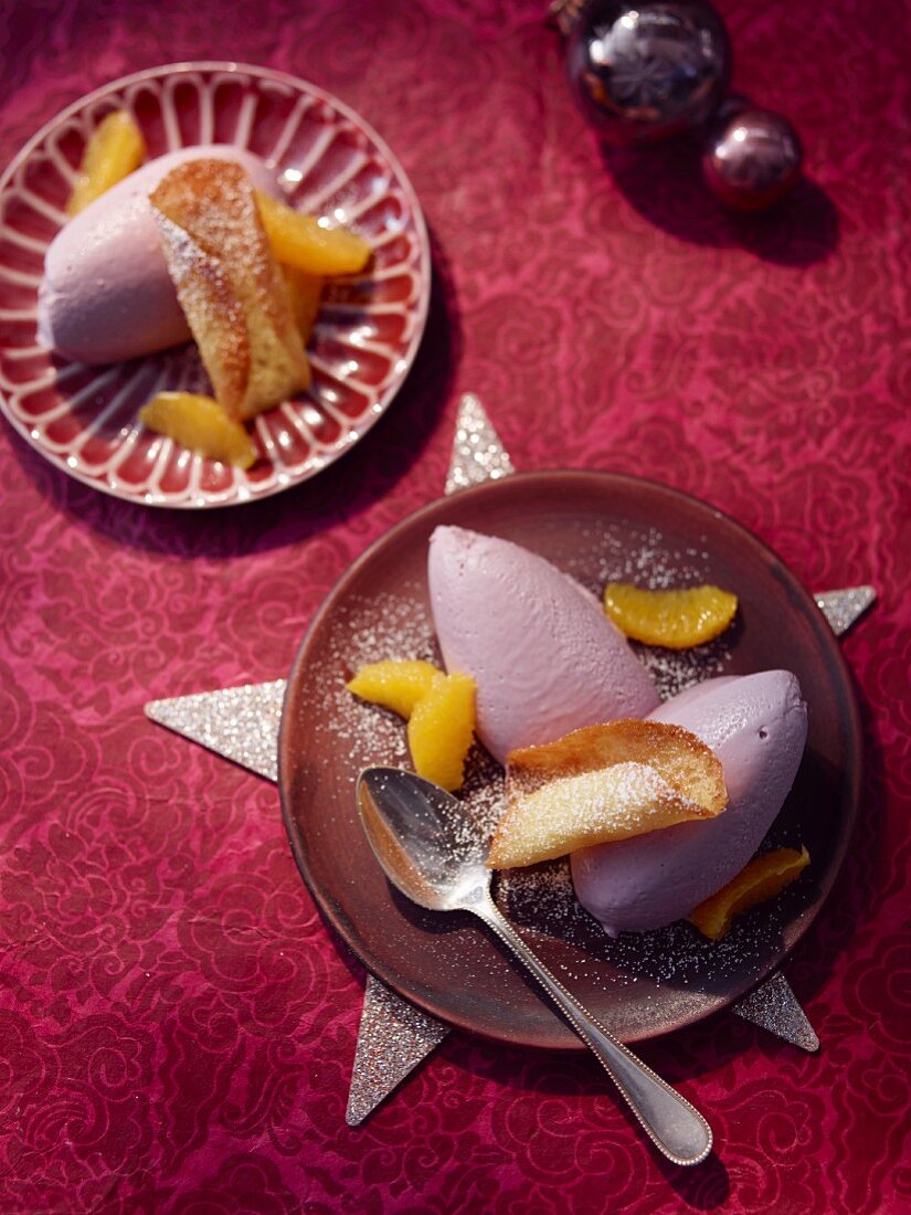 Mulled wine mousse with orange segments and orange wafer biscuits (Christmas)