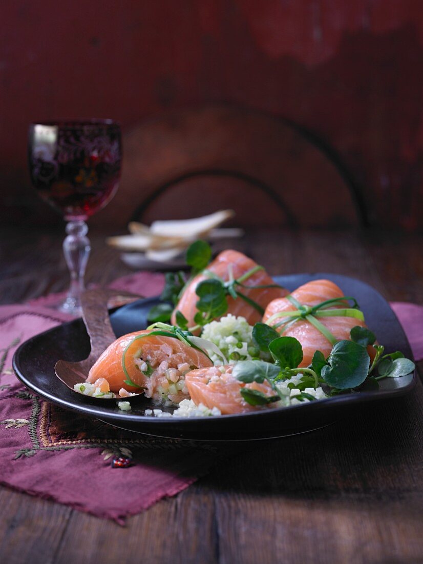 Lachsforellenpäckchen mit Melonentartar und Relish zu Weihnachten