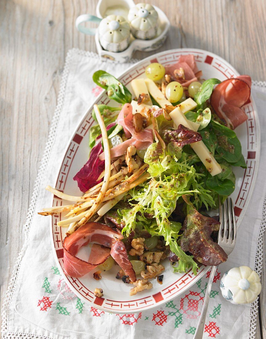 Salad with parsnips, bacon, grapes and walnuts (South Tyrol)