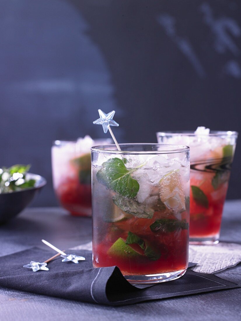 Cranberry mojitos with mint