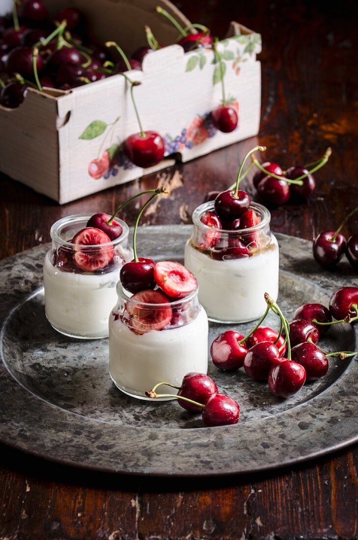 Joghurt in Dessertgläsern mit frischen Kirschen