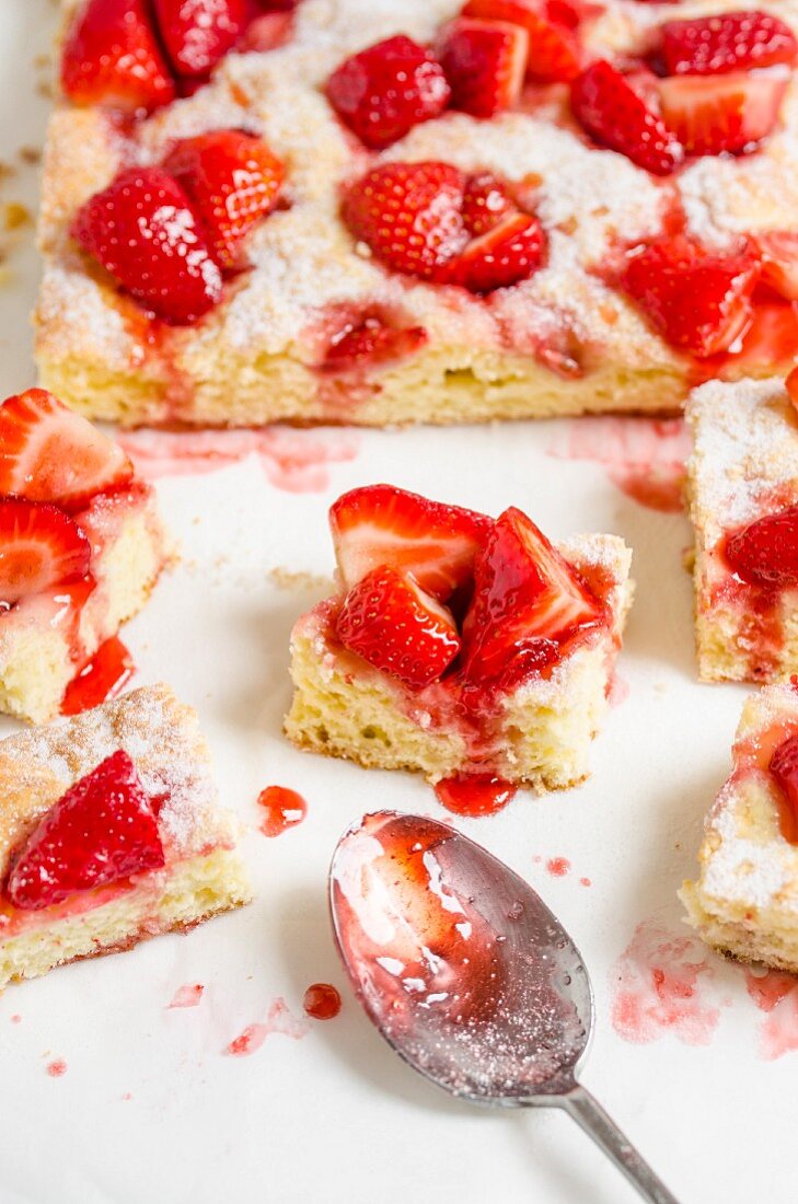 Blechkuchen mit Erdbeeren