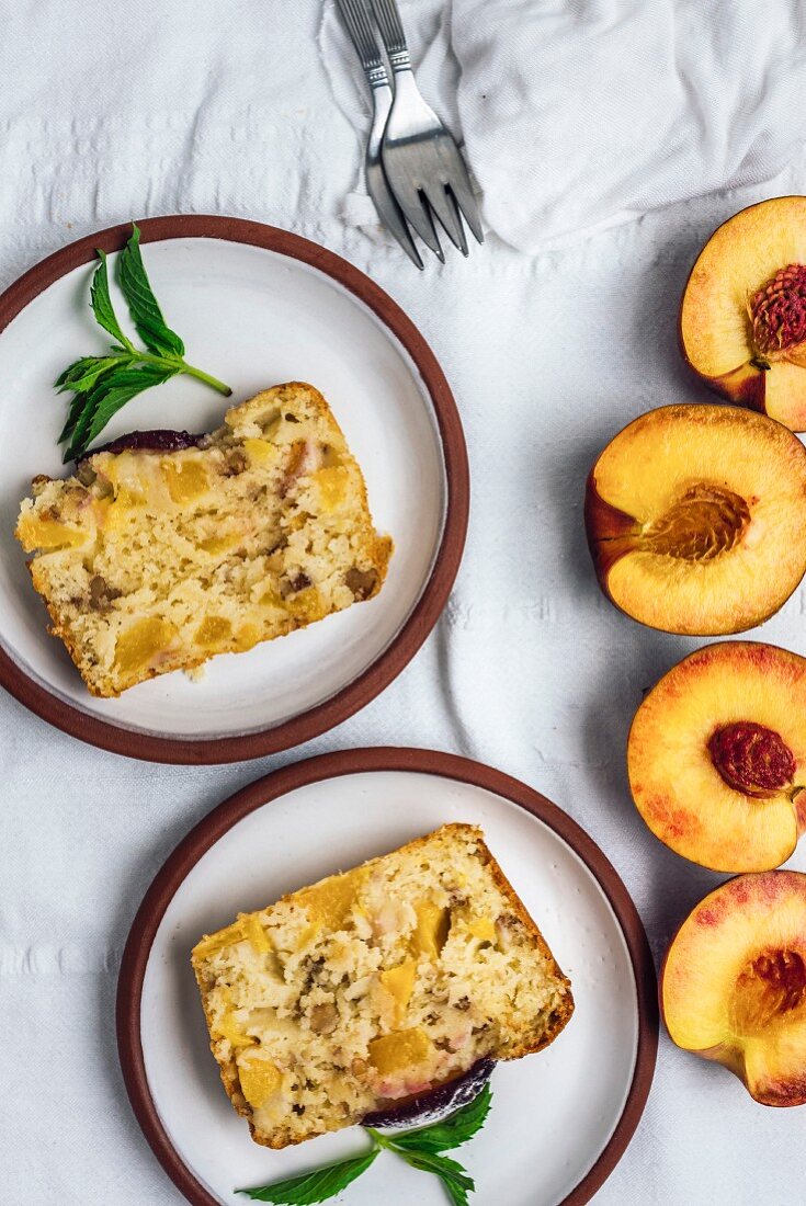 Zwei Scheiben Pfirsichbrot mit Zimt und Zucker auf Tellern