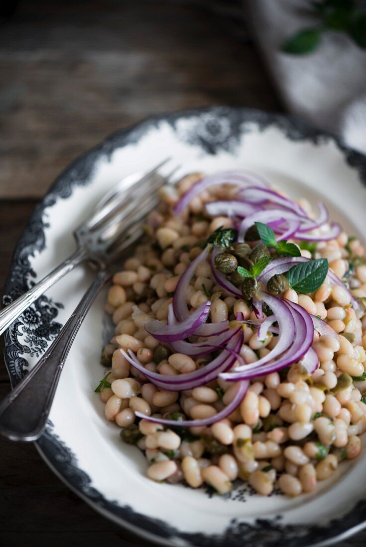 White bean salad with onions