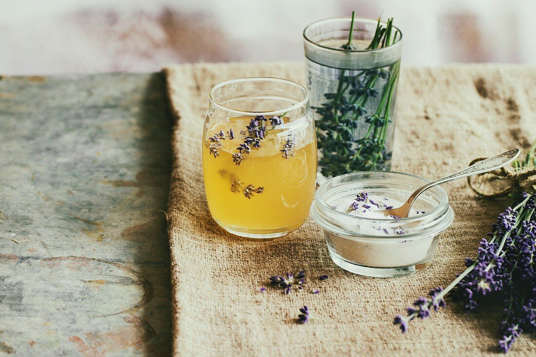 Raw Honey (unverarbeiteter Honig) mit Lavendel, Lavendelzucker und Lavendelwasser