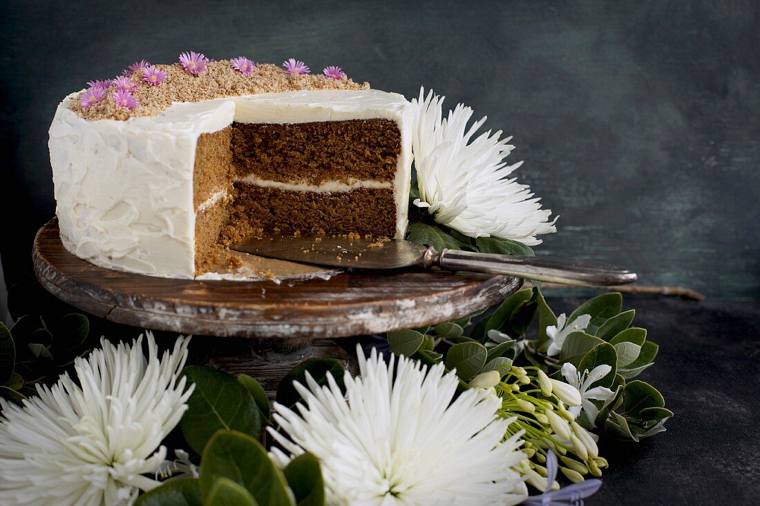 Marzipan-Mandeltorte mit Orangenblüten-Mascarponecreme, angeschnitten