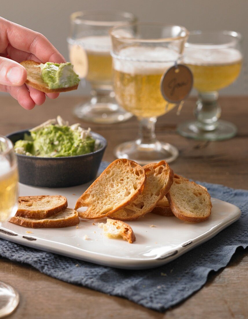 Bread crisps with horseradish pea cream