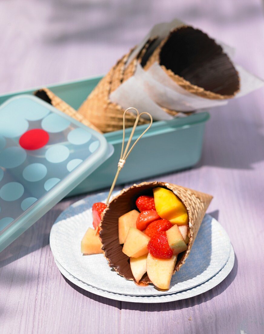 Eistüten mit Schokolade und Obstsalat für ein sommerliches Picknick