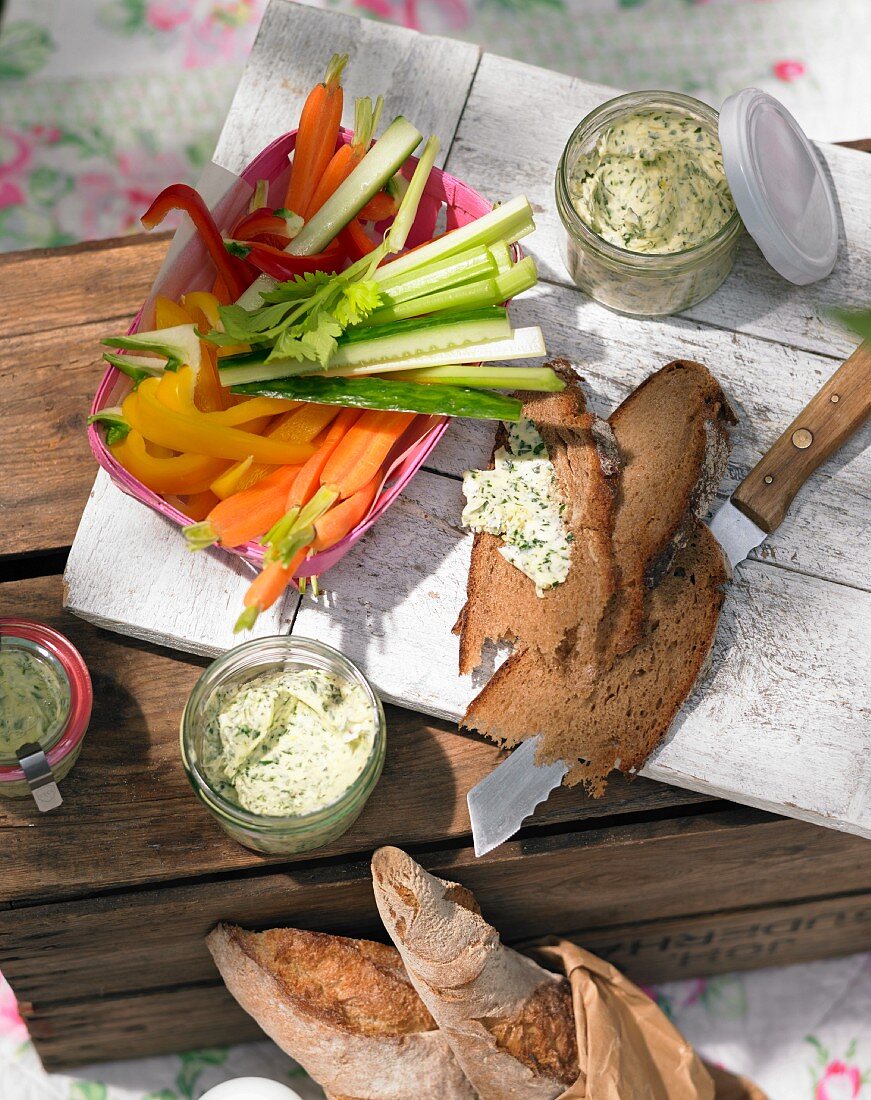 Gemüsesticks mit Brot und Kräuterbutter zum sommerlichen Picknick