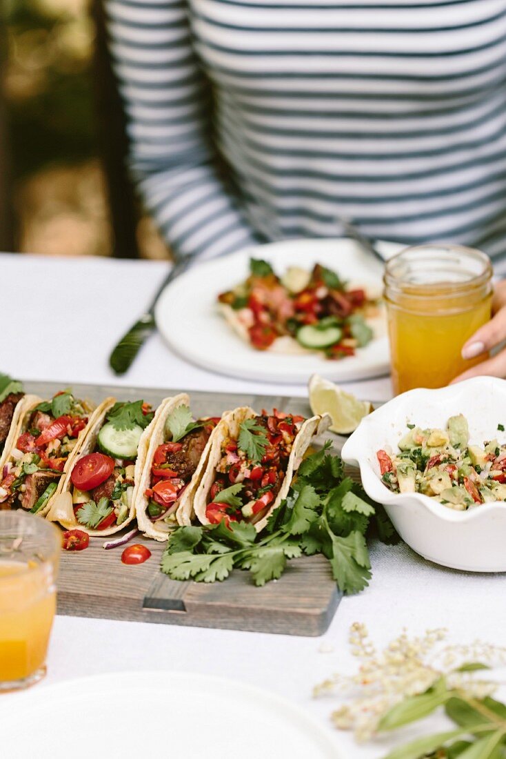 Tacos mit gegrilltem Flank Steak, Gurken und Tomaten