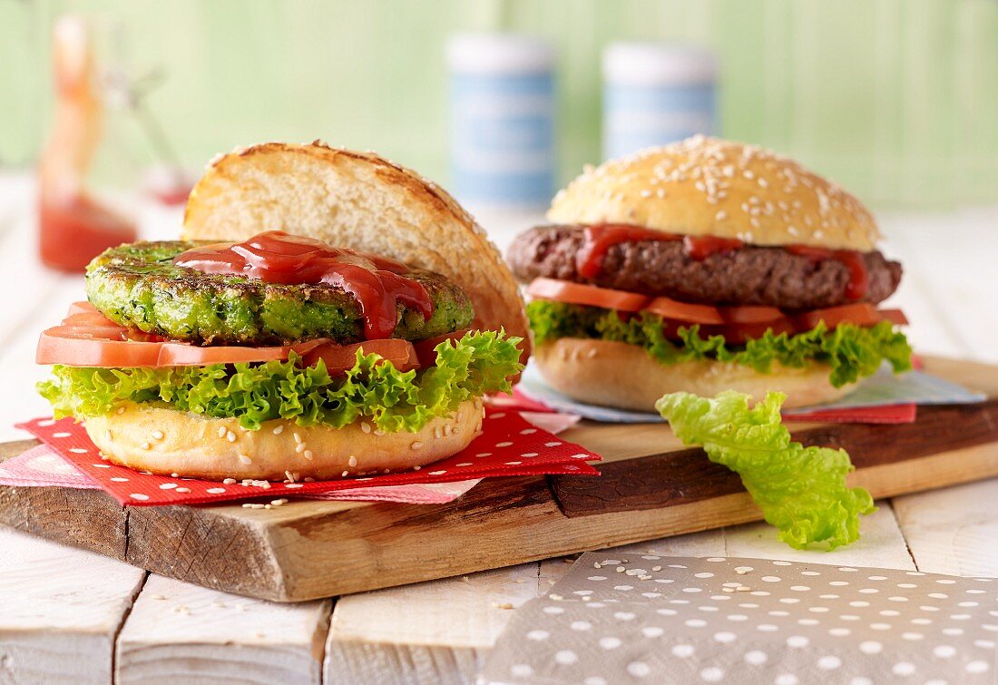 Burger mit Zucchinifrikadelle und klassischer Hamburger