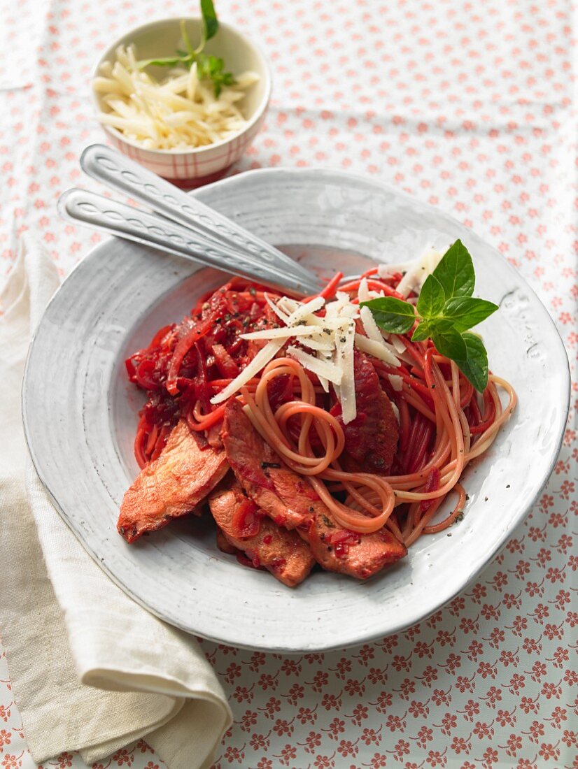 Spaghetti with chicken and beetroot