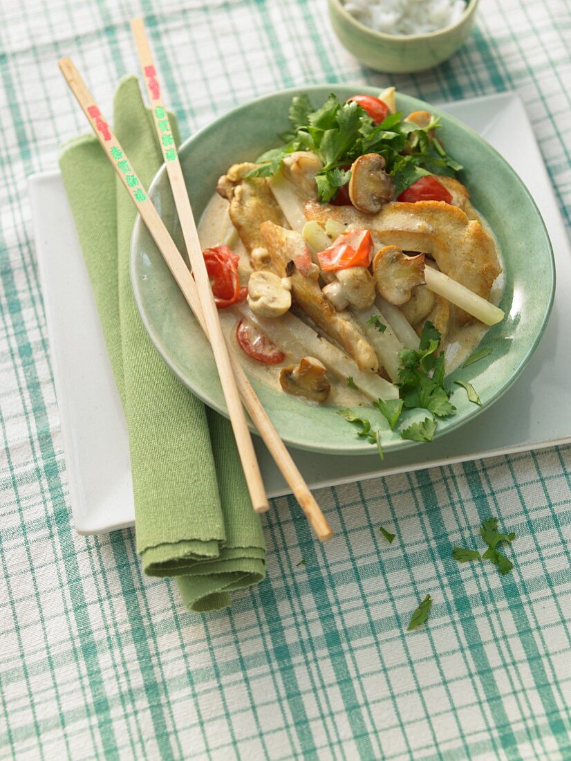 Hähnchengeschnetzeltes mit Kirschtomaten und Champignons (Asien)