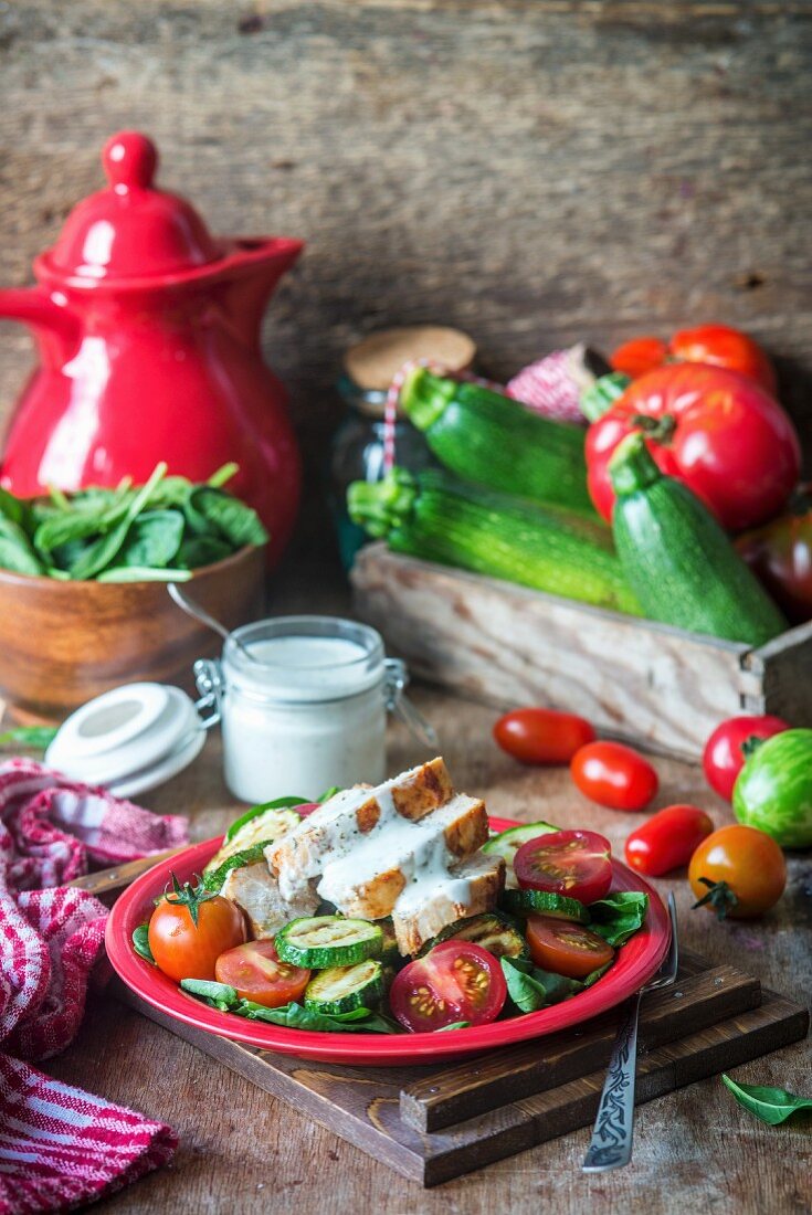 Salat mit gebratenem Hähnchen, Zucchini, Tomaten und Joghurtdressing