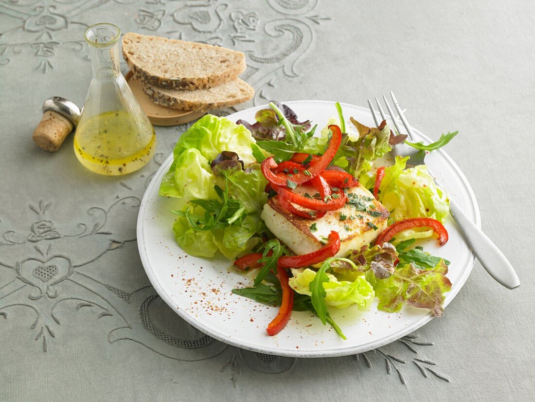 Blattsalat mit gebackenem Feta und Paprika