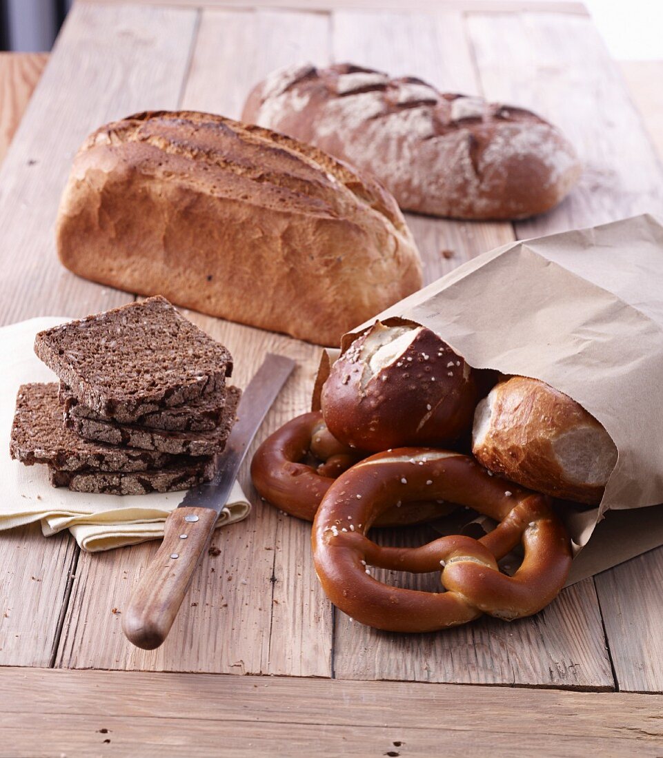 Verschiedene Brote, Brezeln und Brötchen