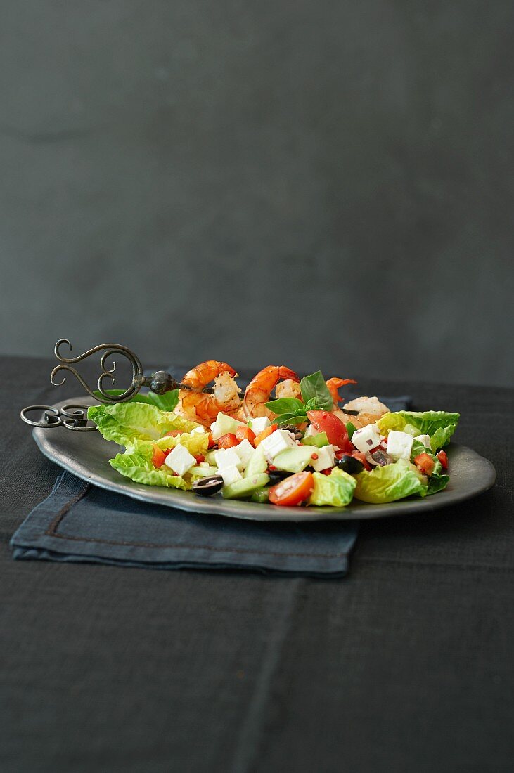 Griechischer Salat mit Garnelenspiessen