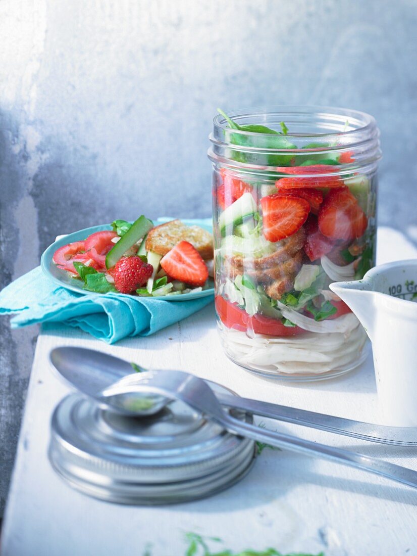 Brotsalat im Gazpacho-Stil mit Erdbeeren im Glas