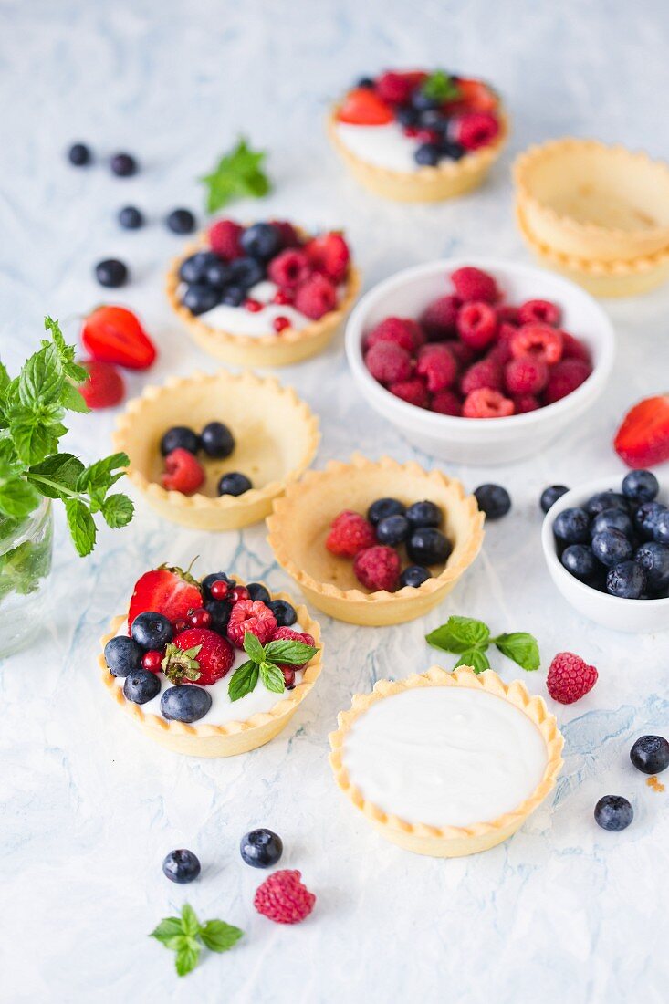 Mini tarts with vanilla cream and summer fruits