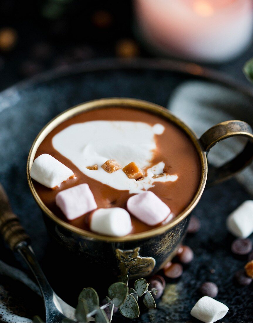 Heiße Schokolade mit Kokosmilch und Marshmallows
