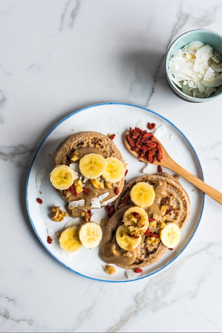 Vegane Dinkel-Pancakes mit Bananen, Goji und Kokos