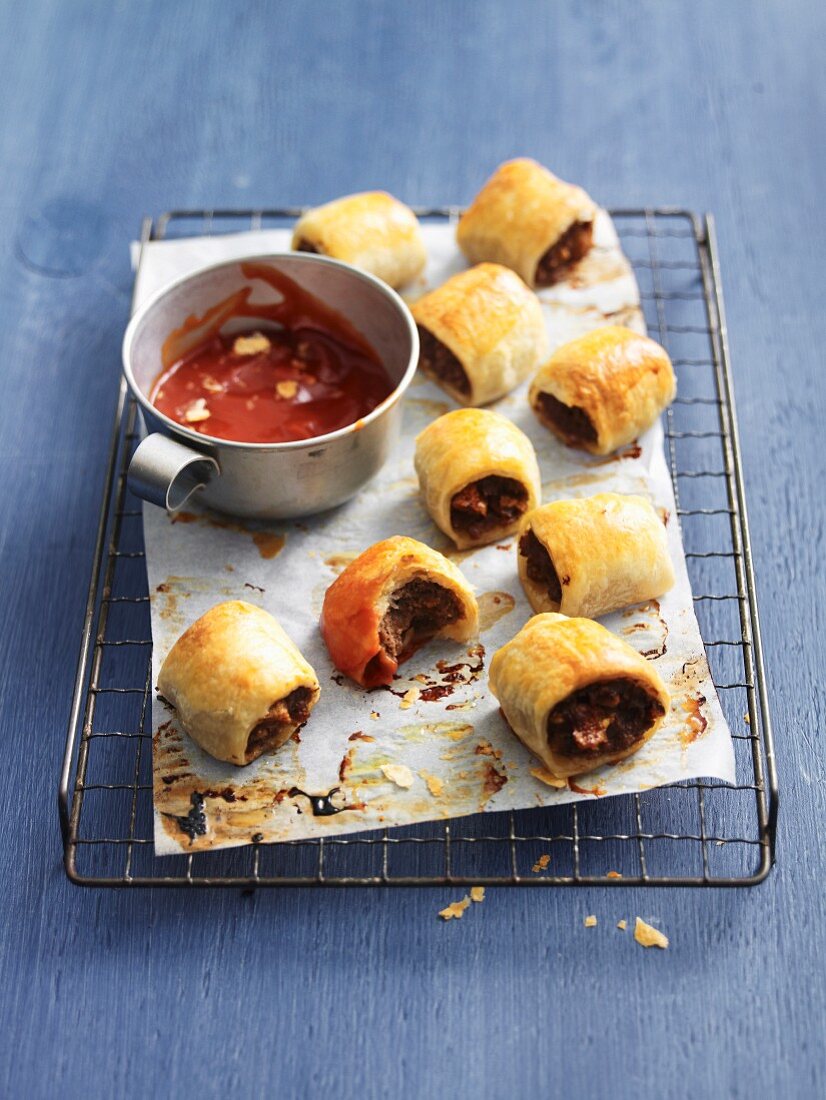 Beef rolls with ketchup