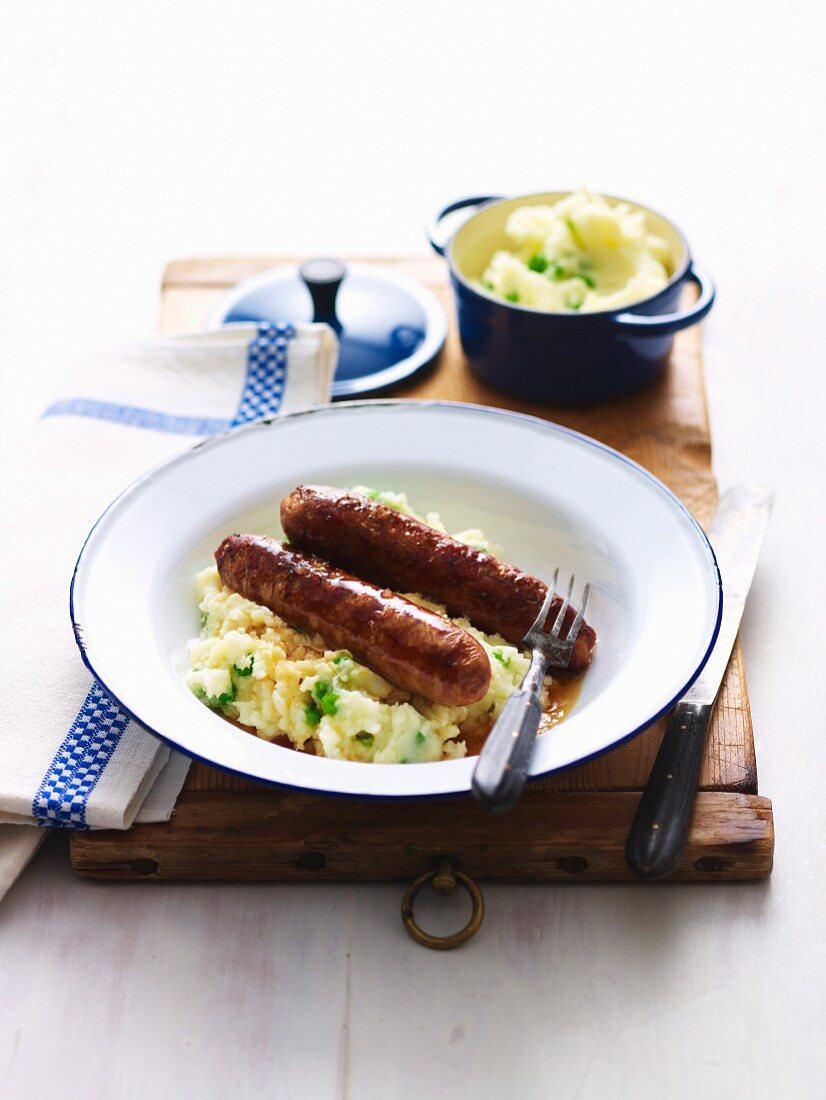 Lamb sausages with pea mashed potatoes