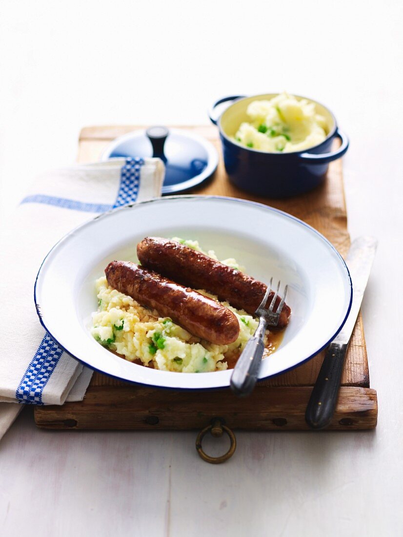 Lammwürstchen mit Erbsen-Stampfkartoffeln