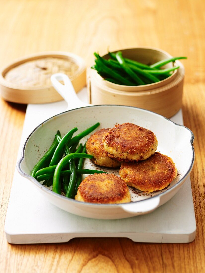 Lachs-Kartoffel-Plätzchen mit grünen Bohnen