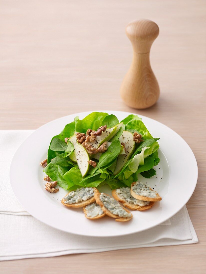 Salat mit Birne, Walnüssen und Roquefortbrot