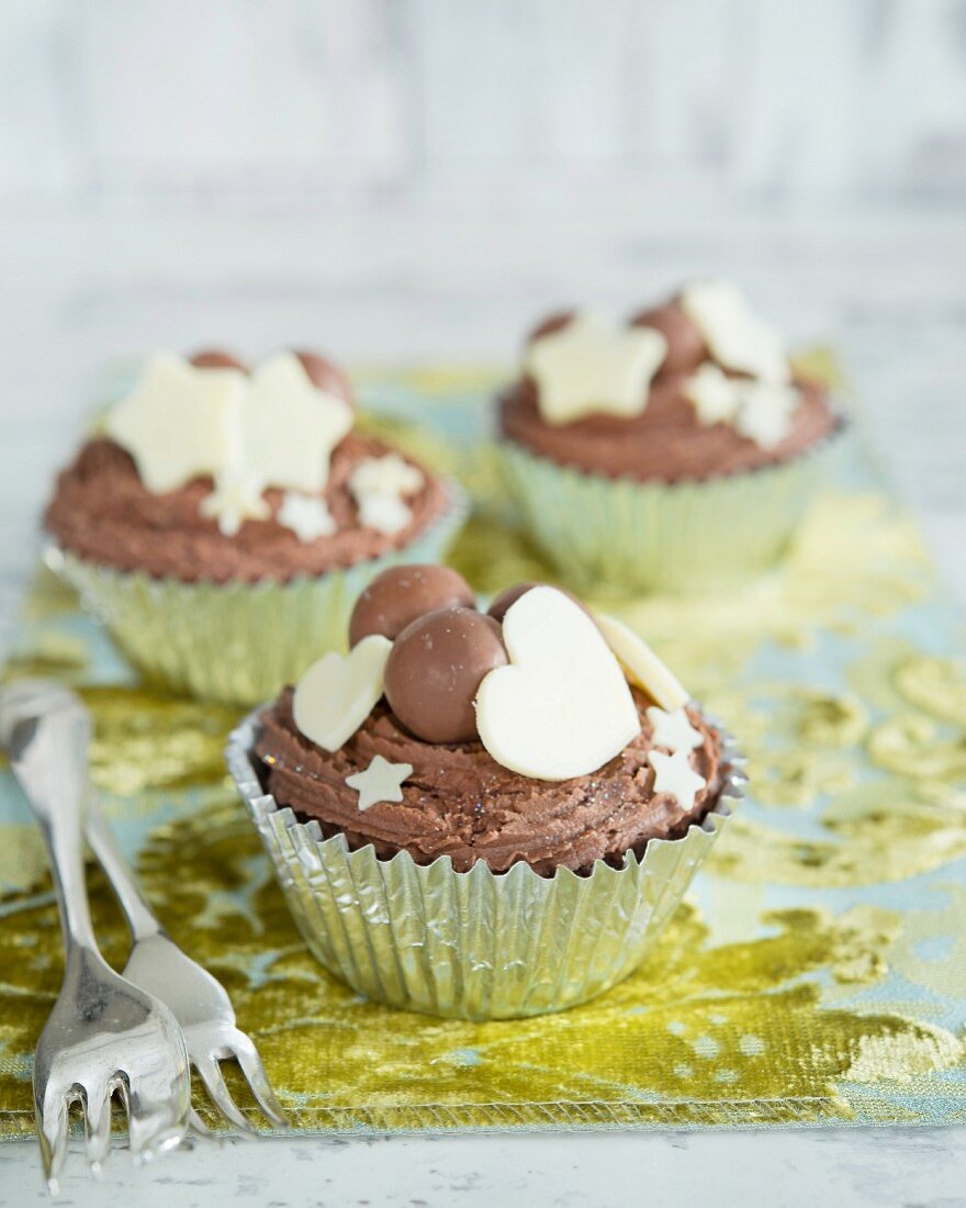 Cupcakes mit Schokobonbons, Herzen und Sternen