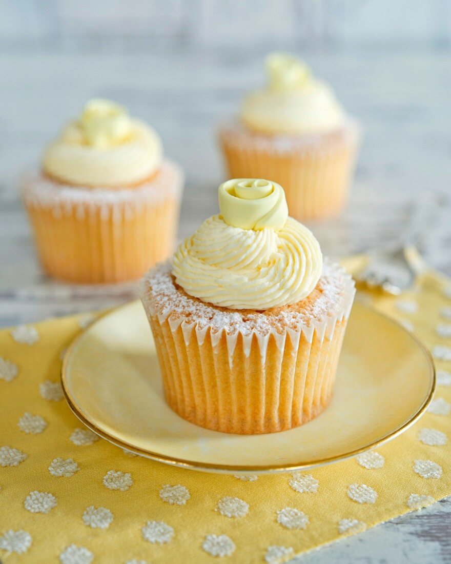 Cupcakes with lemon cream topping