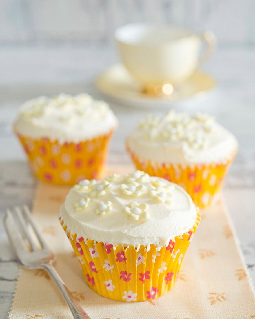 Cupcakes with cream and sugar flowers