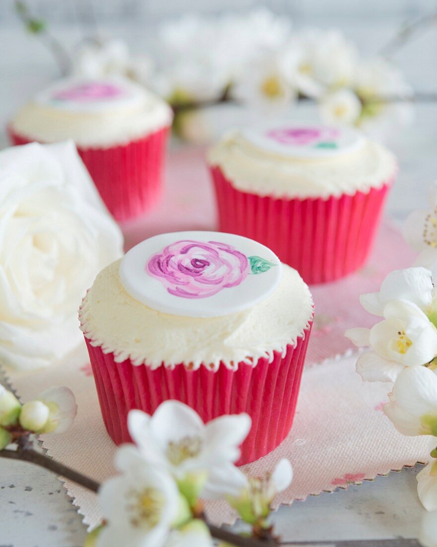 Cupcakes mit Buttercreme und Rosenmuster