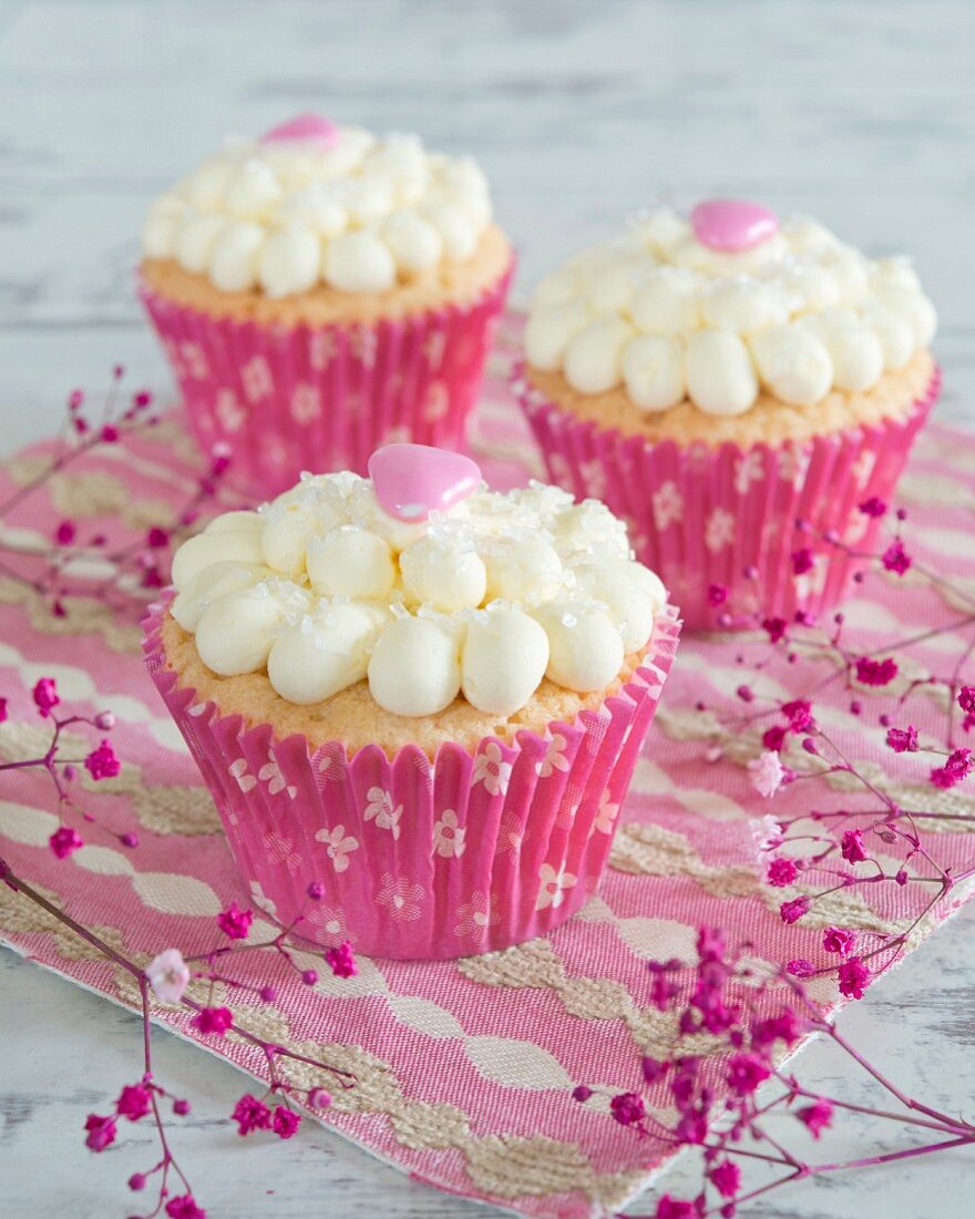 Cupcakes with cream and pink hearts